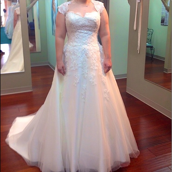 Wedding Dress - Picture 1 of 3